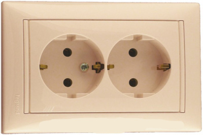 Розетка двойная (моноблок) Legrand Valena с заземлением со шторками (слоновая кость)   774371