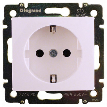 Розетка электрическая Legrand Valena с заземлением и шторками (белая)    774421 